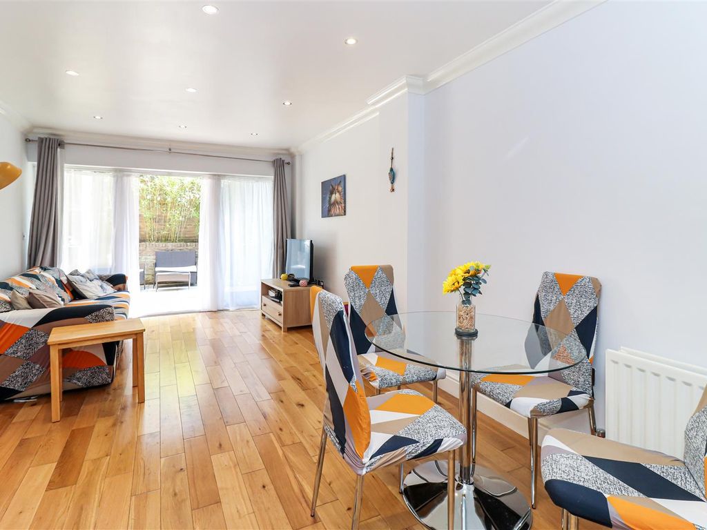 1 bed flat for sale in Station Road, New Barnet, Barnet EN5, £350,000