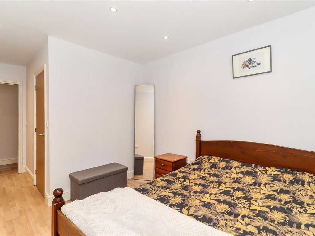 1 bed flat for sale in Station Road, New Barnet, Barnet EN5, £350,000