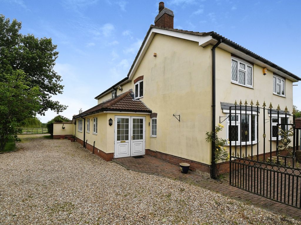 4 bed equestrian property for sale in Stow Road, Willingham By Stow, Gainsborough DN21, £575,000