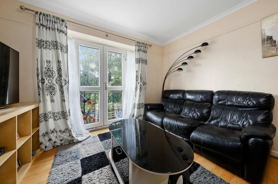 2 bed flat for sale in Charters Close, London SE19, £350,000