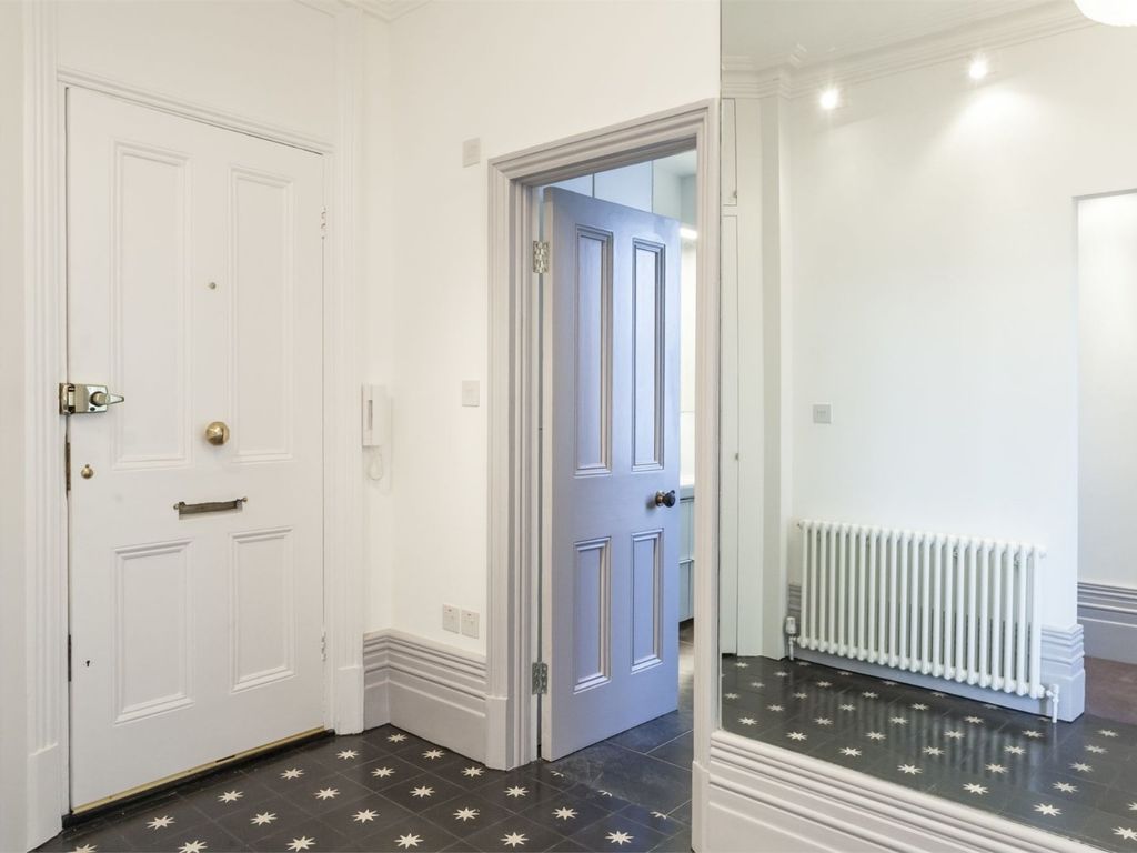 2 bed flat for sale in Gray's Inn Road, Bloomsbury WC1X, £675,000