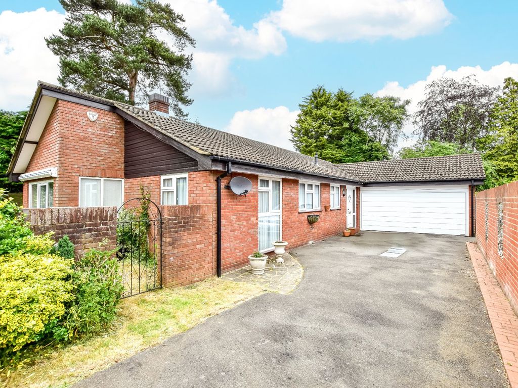3 bed bungalow for sale in The Beeches, Amersham, Bucks HP6, £850,000
