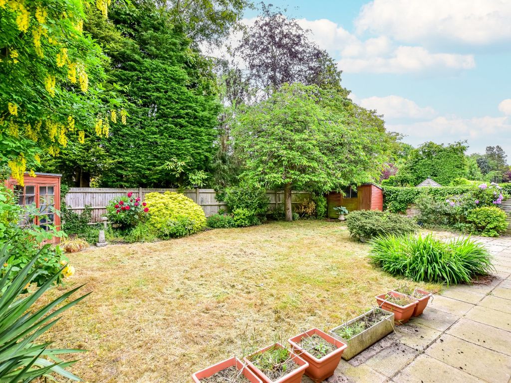 3 bed bungalow for sale in The Beeches, Amersham, Bucks HP6, £850,000