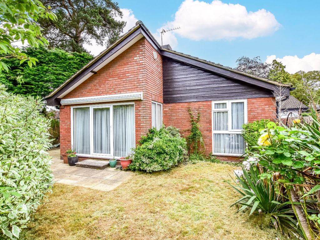 3 bed bungalow for sale in The Beeches, Amersham, Bucks HP6, £850,000