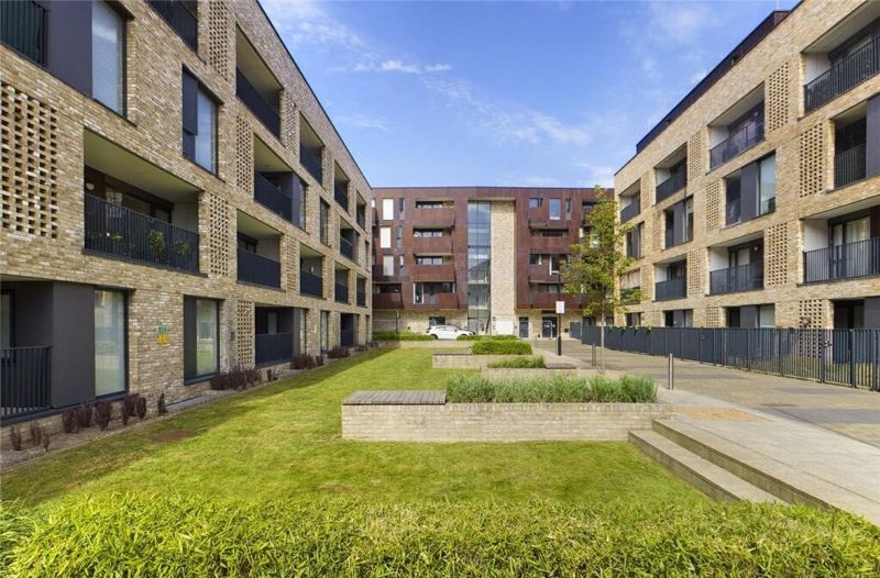 3 bed flat for sale in Alpine Road, London NW9, £500,000
