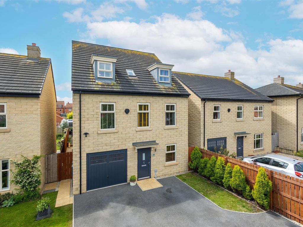 4 bed detached house for sale in Hadrian Court, Sherburn In Elmet, Leeds LS25, £450,000