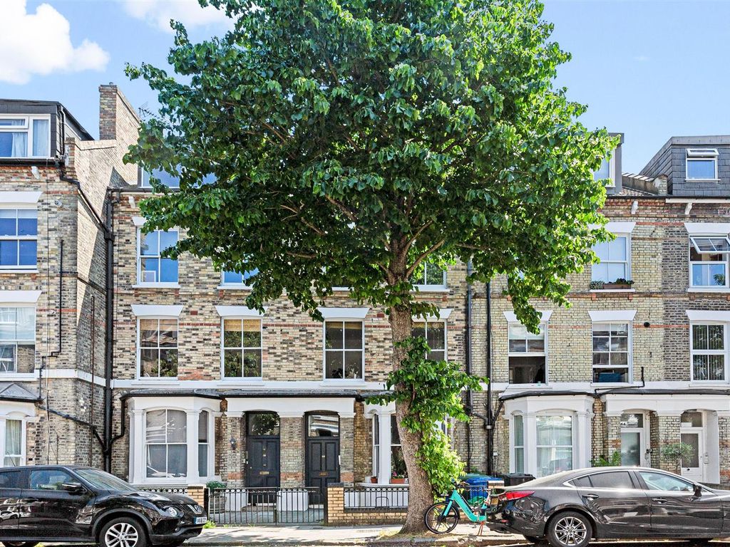 2 bed flat for sale in Moray Road, London N4, £480,000