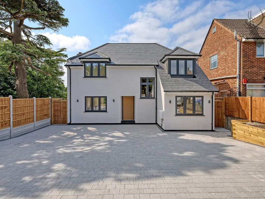 4 bed detached house to rent in Goldings Rise, Loughton IG10, £3,250 pcm