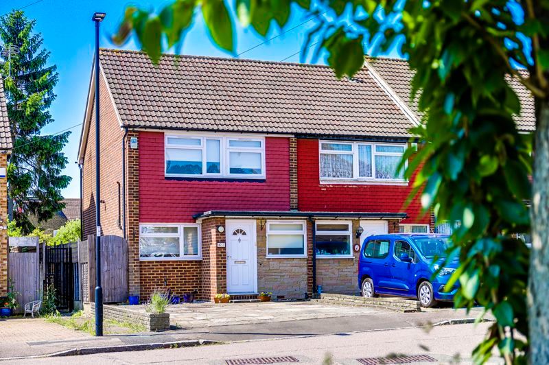 3 bed property for sale in Youngmans Close, Enfield EN2, £500,000