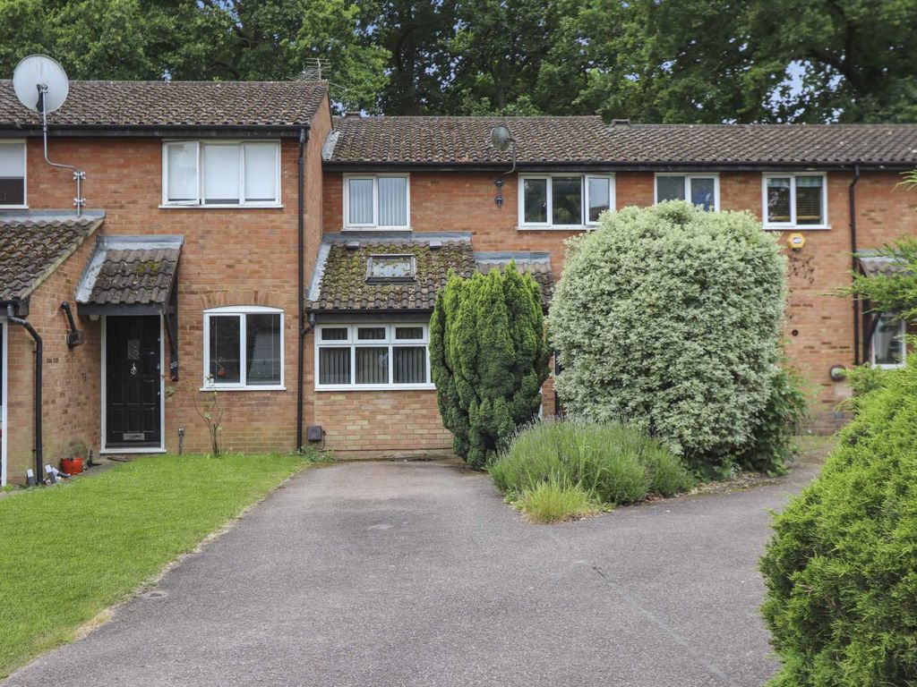 3 bed terraced house for sale in Marshalls Close, London N11, £550,000