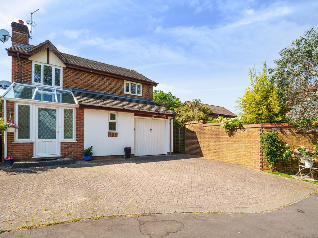 4 bed detached house for sale in Lory Ridge, Bagshot, Surrey GU19, £550,000