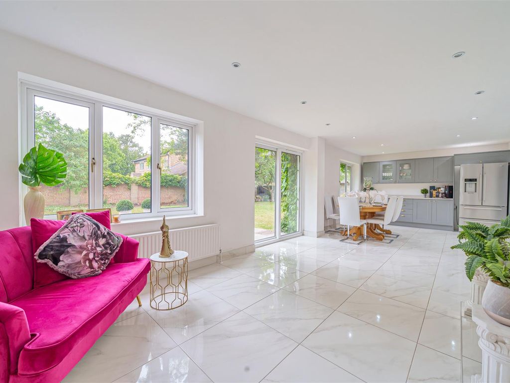 5 bed detached house for sale in Woodlands Close, Cople, Bedford MK44, £795,000