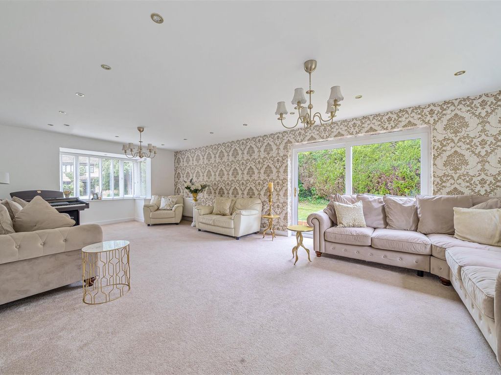 5 bed detached house for sale in Woodlands Close, Cople, Bedford MK44, £795,000