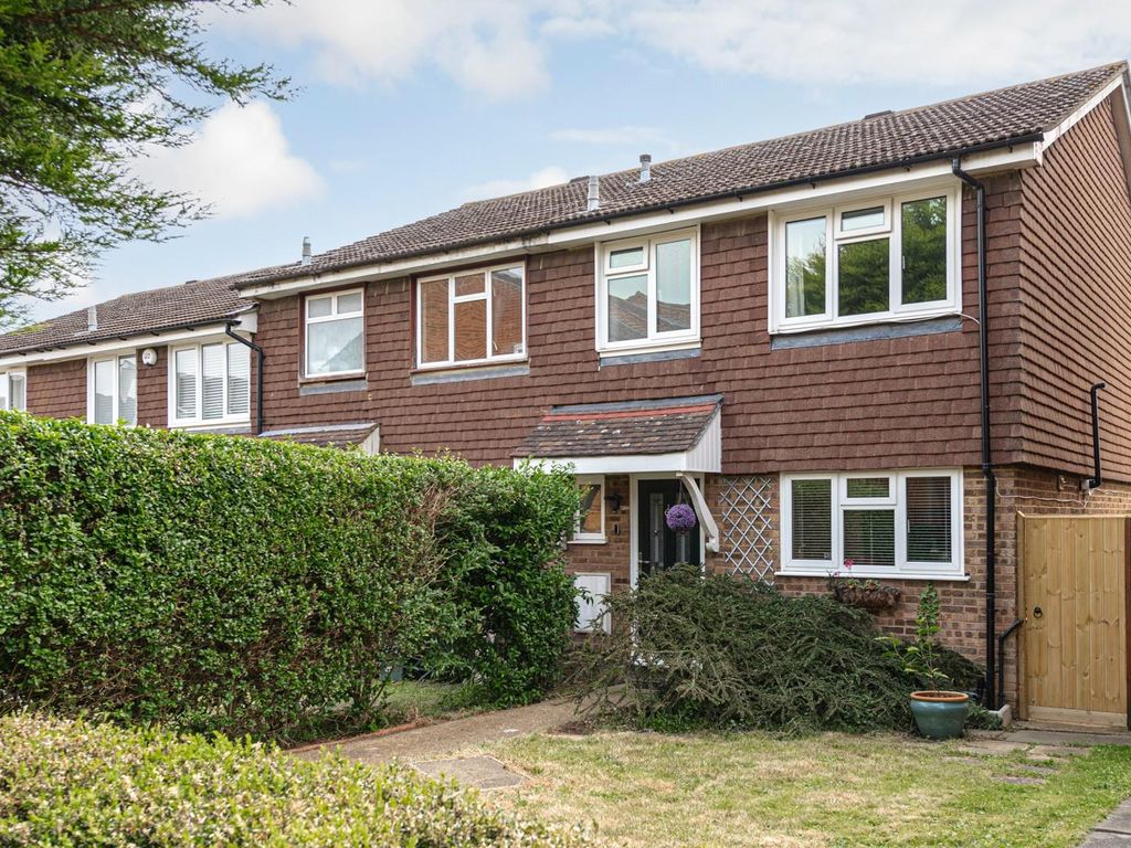 3 bed end terrace house for sale in Drake Road, Chessington KT9, £475,000