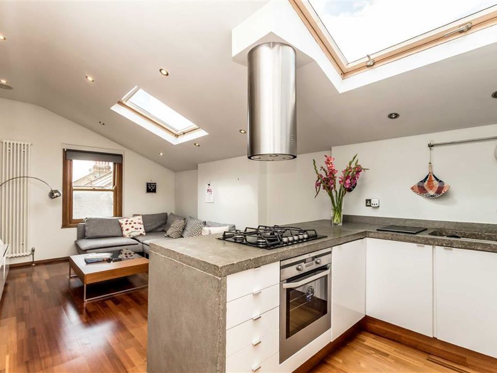 2 bed flat for sale in Cavendish Road, London SW12, £450,000