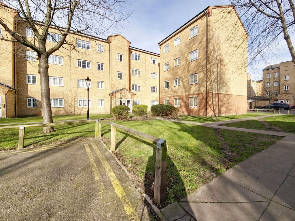 2 bed flat to rent in Kidman Close, Romford RM2, £1,600 pcm