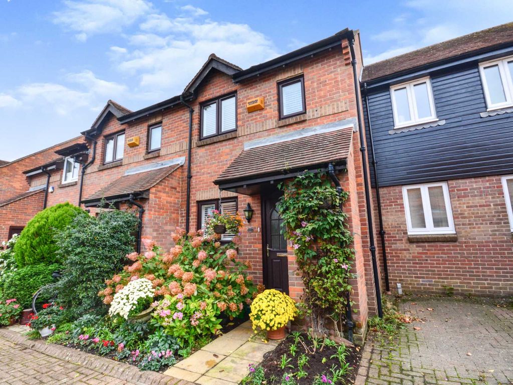 2 bed terraced house for sale in Thornhill Close, Amersham HP7, £499,000