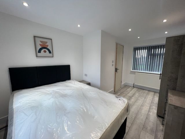 Room to rent in Brabazon Road, Heston, Hounslow TW5, £950 pcm