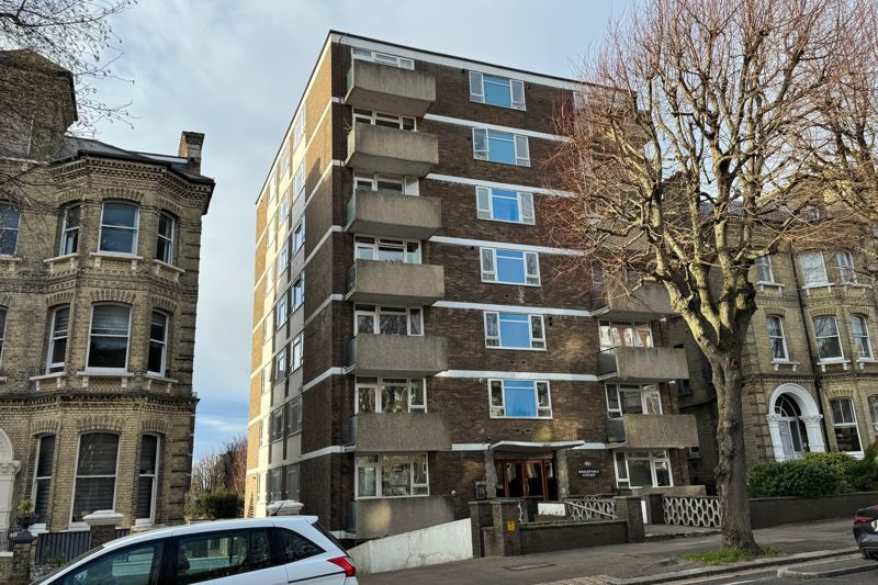 3 bed flat for sale in The Drive, Hove BN3, £400,000
