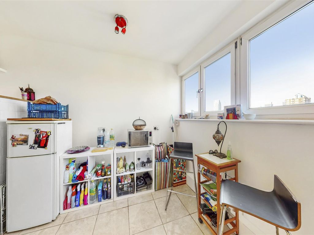 2 bed maisonette for sale in Sara Lane Court, Stanway Street, Old Street, London N1, £370,000
