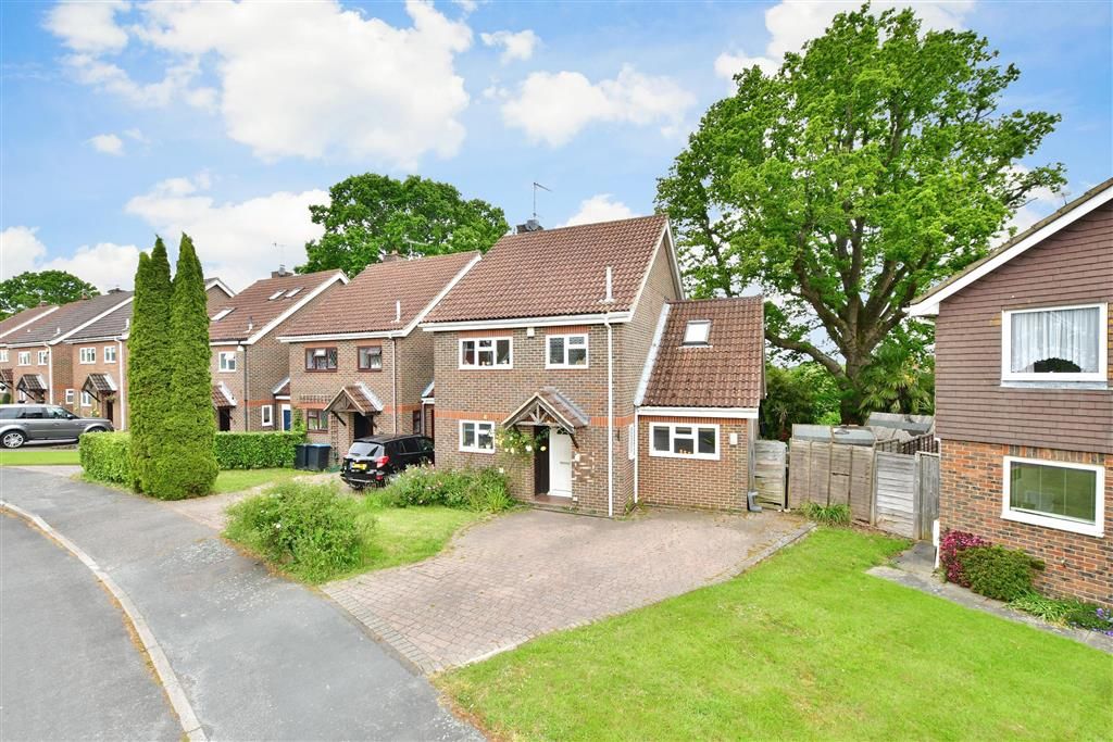 4 bed link-detached house for sale in Hill House Close, Turners Hill, West Sussex RH10, £500,000