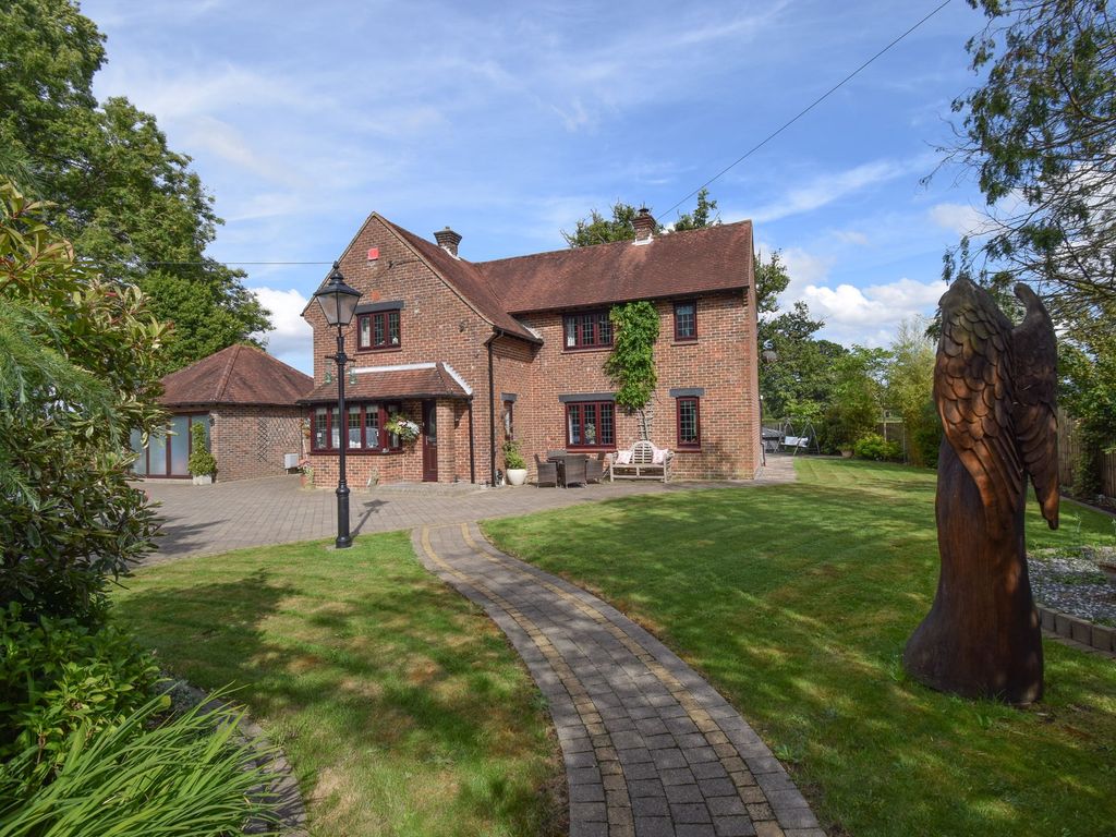 4 bed detached house for sale in Botley Road, Curdridge SO32, £950,000