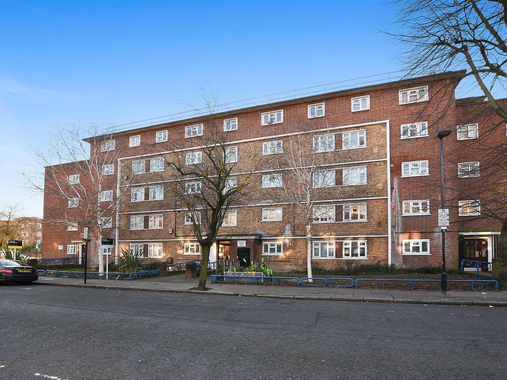 3 bed flat for sale in Victoria Road, London N4, £449,950