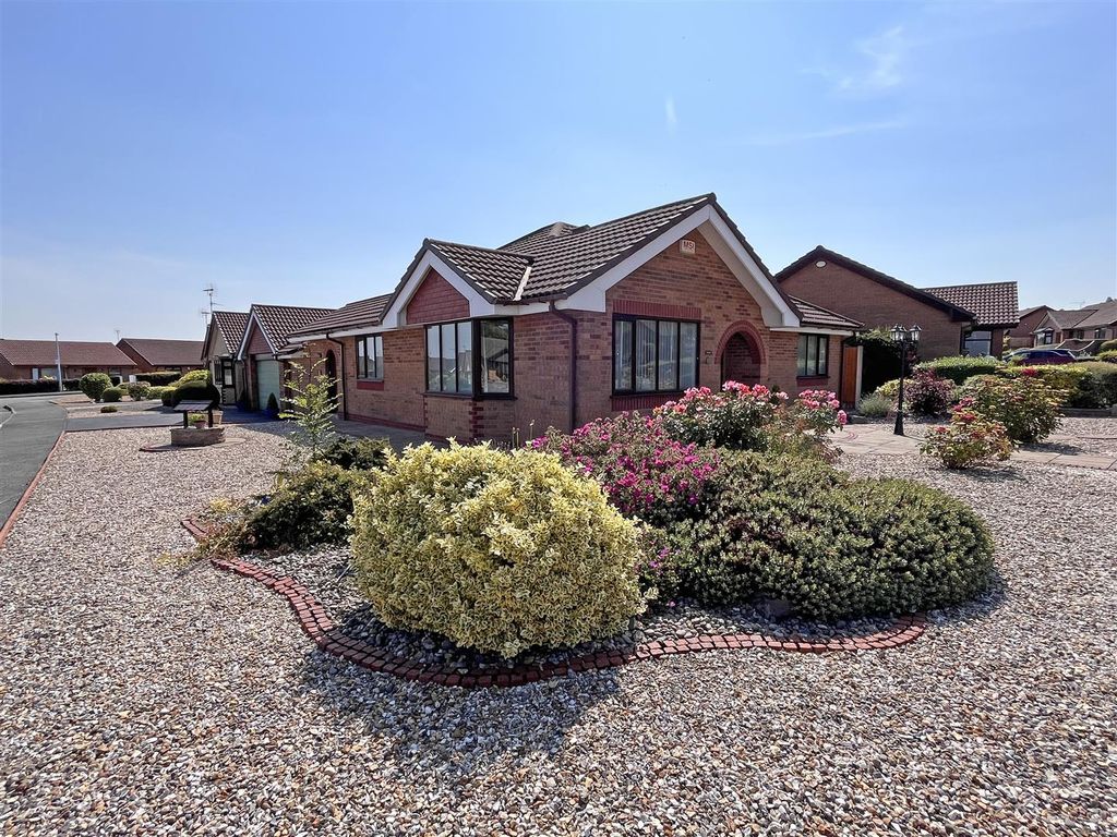 3 bed detached bungalow for sale in Ffordd Tan