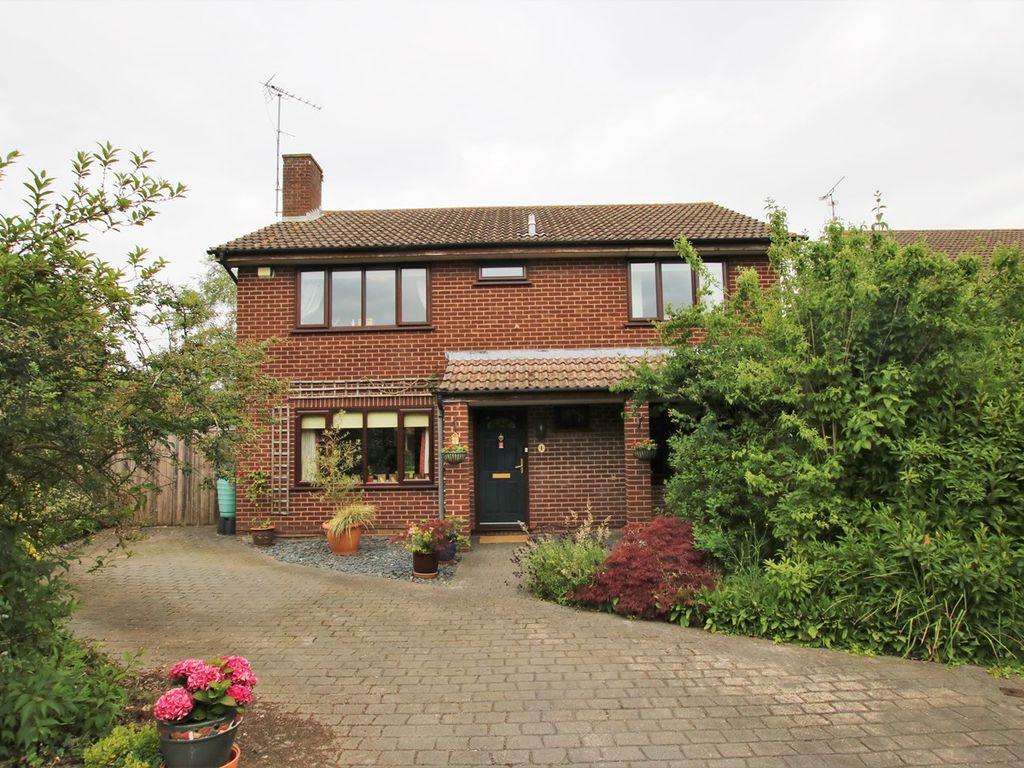 4 bed detached house for sale in Jutland Close, Wokingham RG41, £650,000