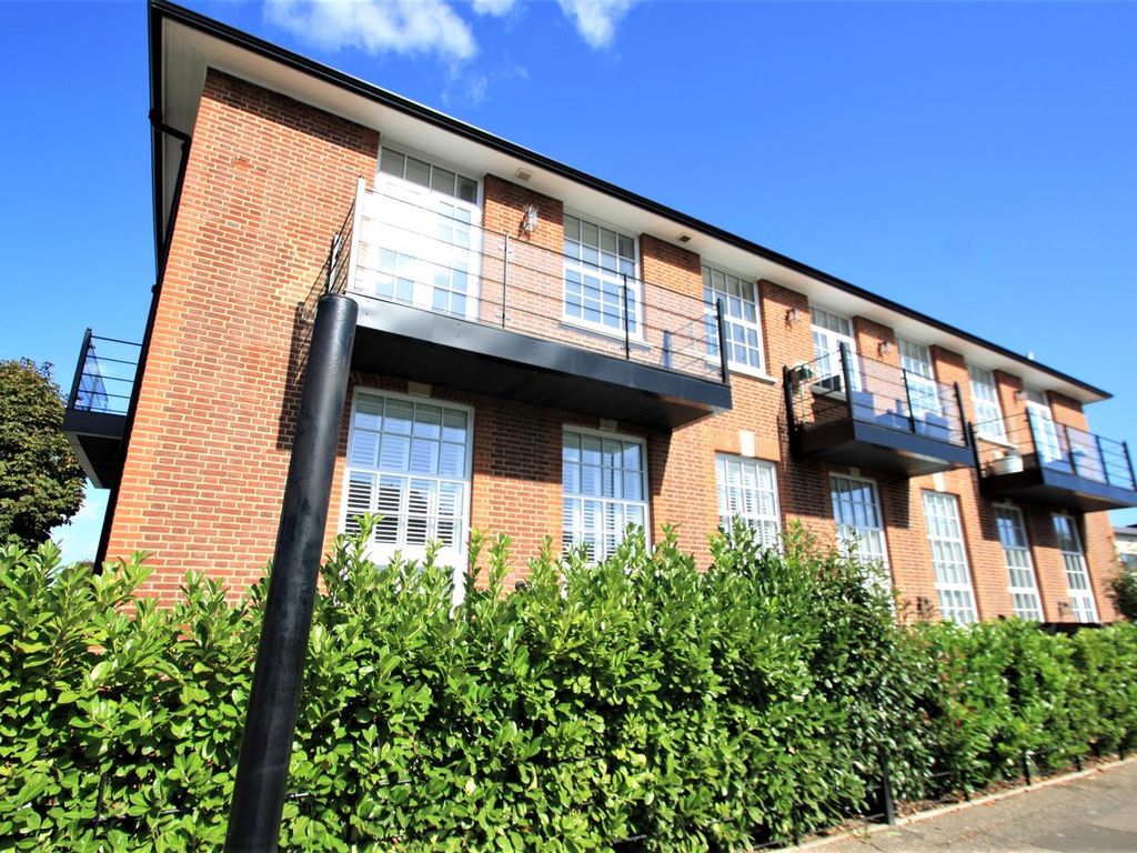 2 bed flat for sale in London Road, Leigh-On-Sea SS9, £340,000