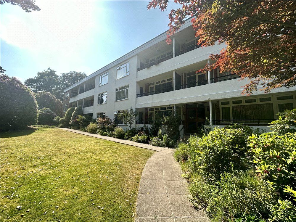 2 bed flat for sale in Beach Road, Branksome Park, Poole BH13, £425,000