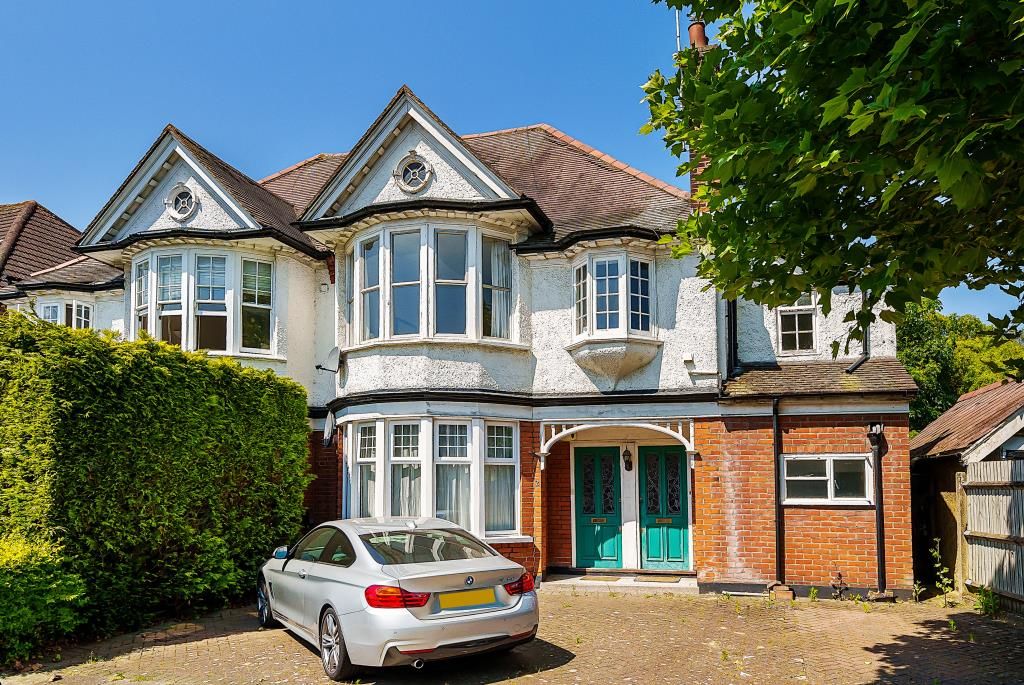 2 bed flat for sale in Holmwood Gardens, Finchley N3, £550,000