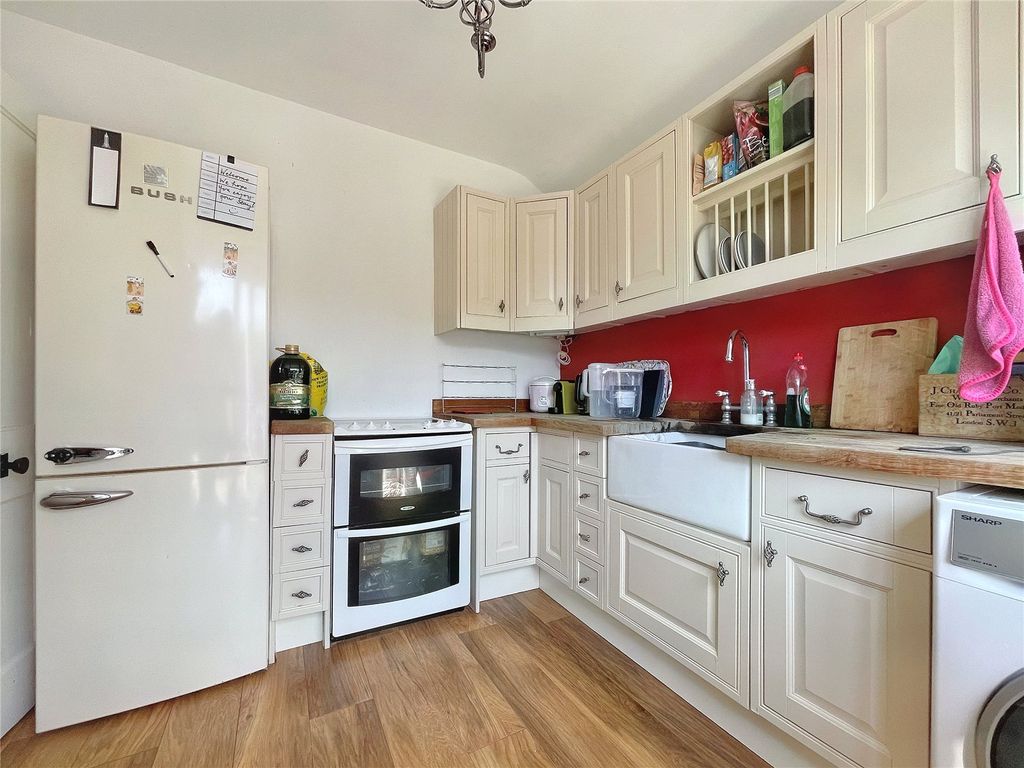 1 bed flat for sale in County Road, Swindon, Wiltshire SN1, £140,000