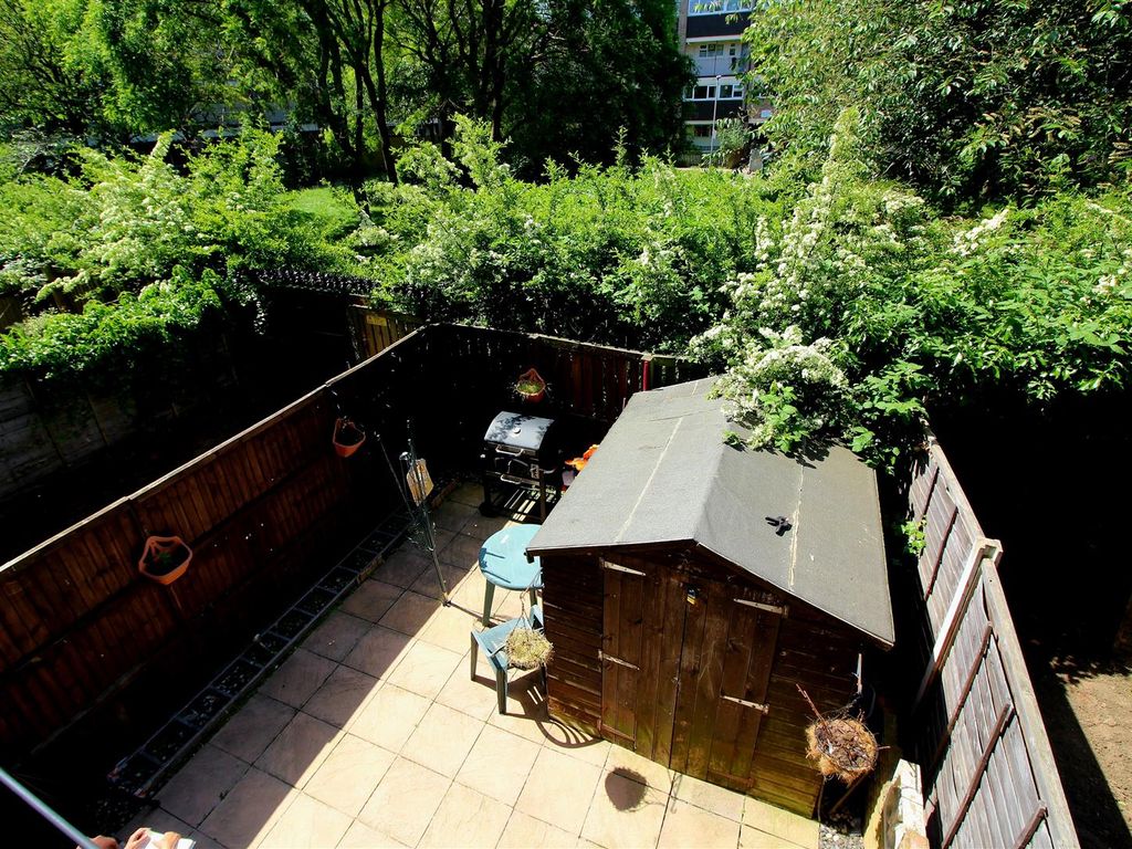 3 bed flat for sale in Leyton Grange Estate, London E10, £400,000