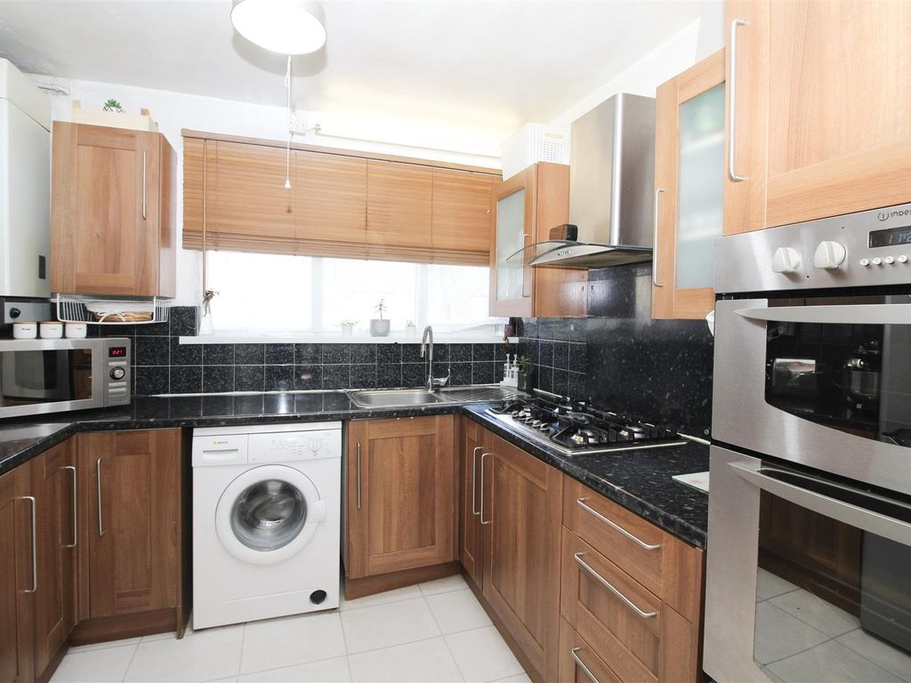3 bed flat for sale in Leyton Grange Estate, London E10, £400,000