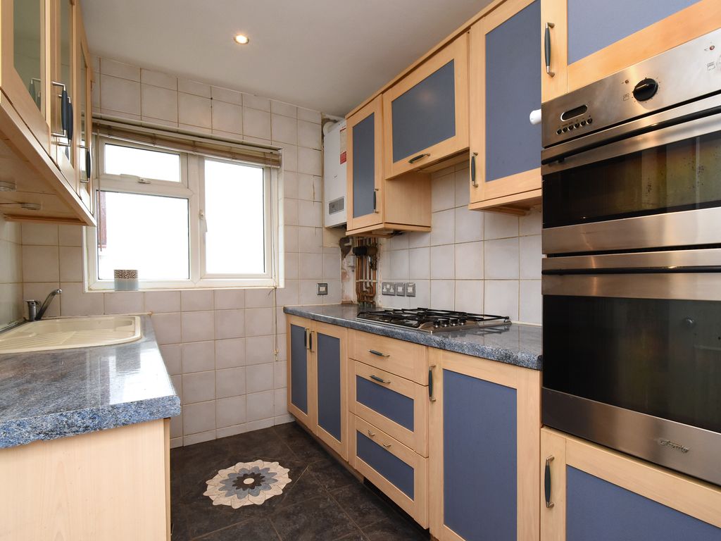 2 bed flat for sale in Bellingham Road, London SE6, £350,000