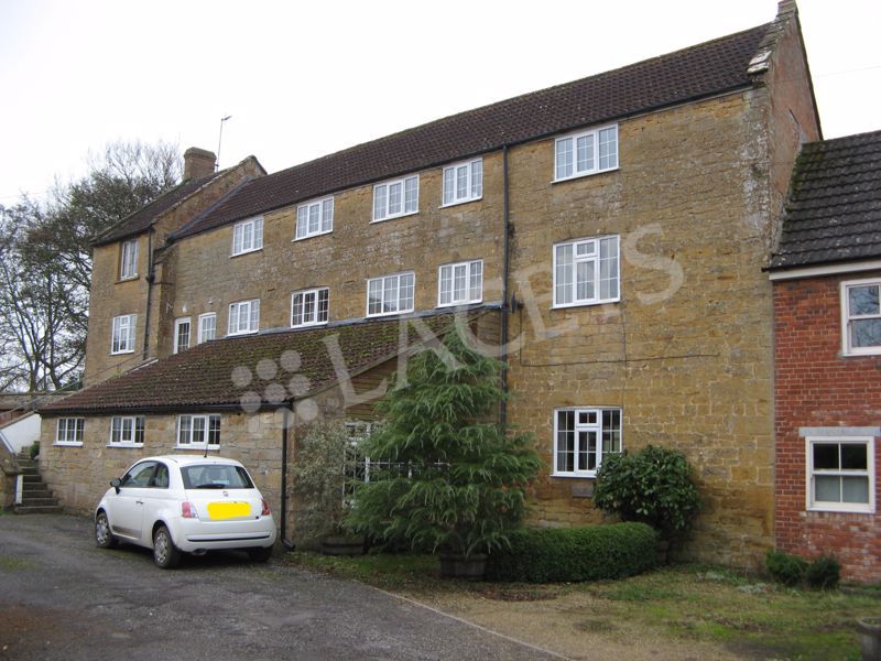 2 bed flat to rent in Barwick, Yeovil BA22, £895 pcm