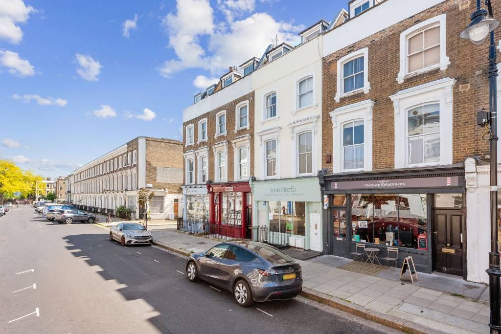 1 bed flat for sale in Chalcot Road, Primrose Hill, London NW1, £795,000