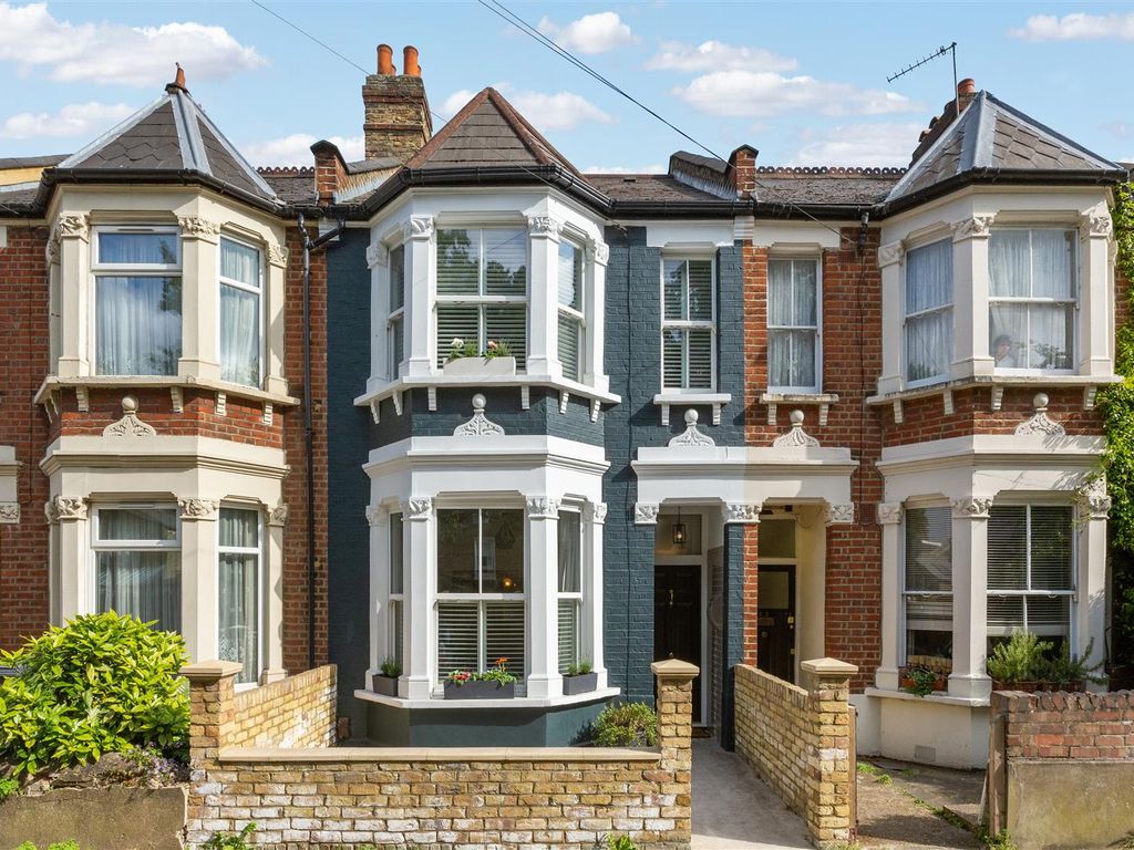 2 bed flat for sale in Ashbourne Grove, London W4, £645,000