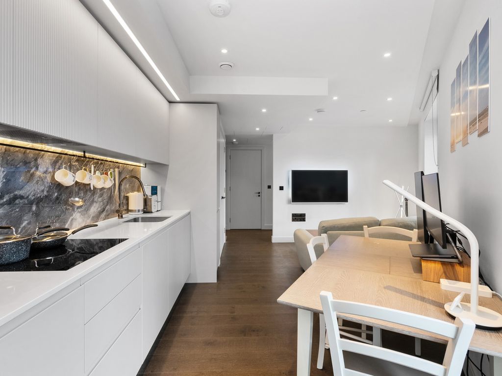 1 bed flat for sale in White City Living, London W12, £584,000