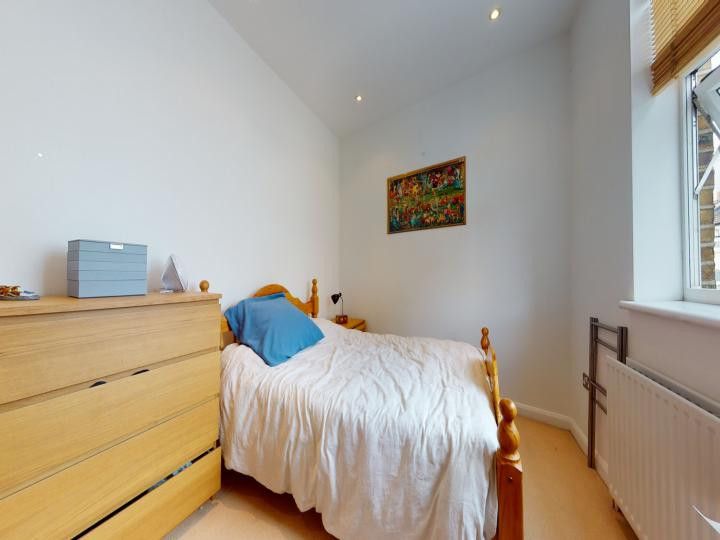 2 bed flat for sale in Railton Road, London SE24, £500,000
