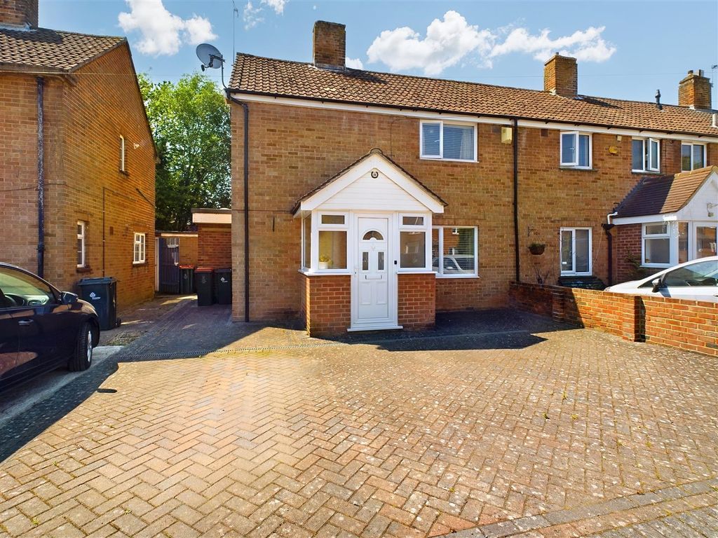 3 bed end terrace house for sale in Steyning Close, Crawley RH10, £385,000