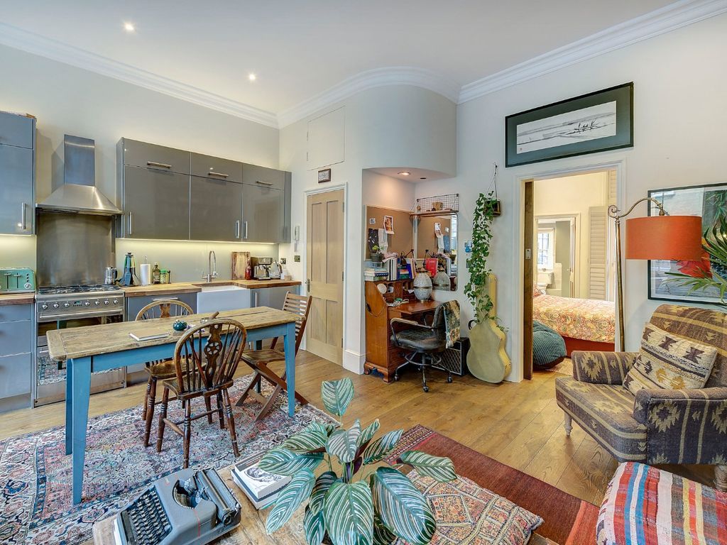 1 bed flat for sale in All Saints Road, London W11, £750,000