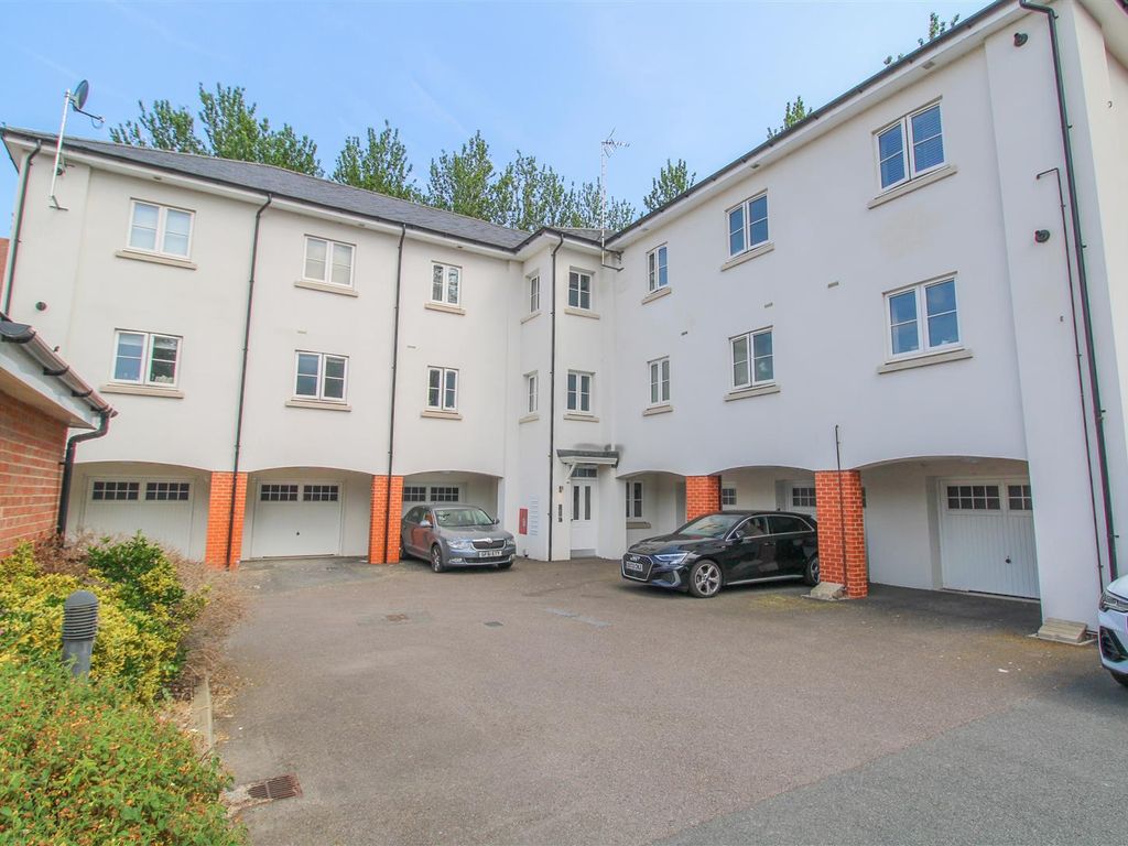 2 bed flat for sale in Turvin Crescent, Gilston, Harlow CM20, £425,000