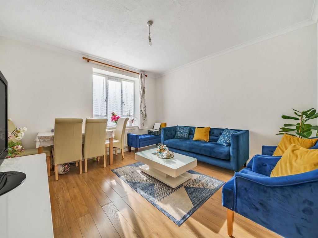 3 bed flat for sale in Iron Mill Road, London SW18, £425,000