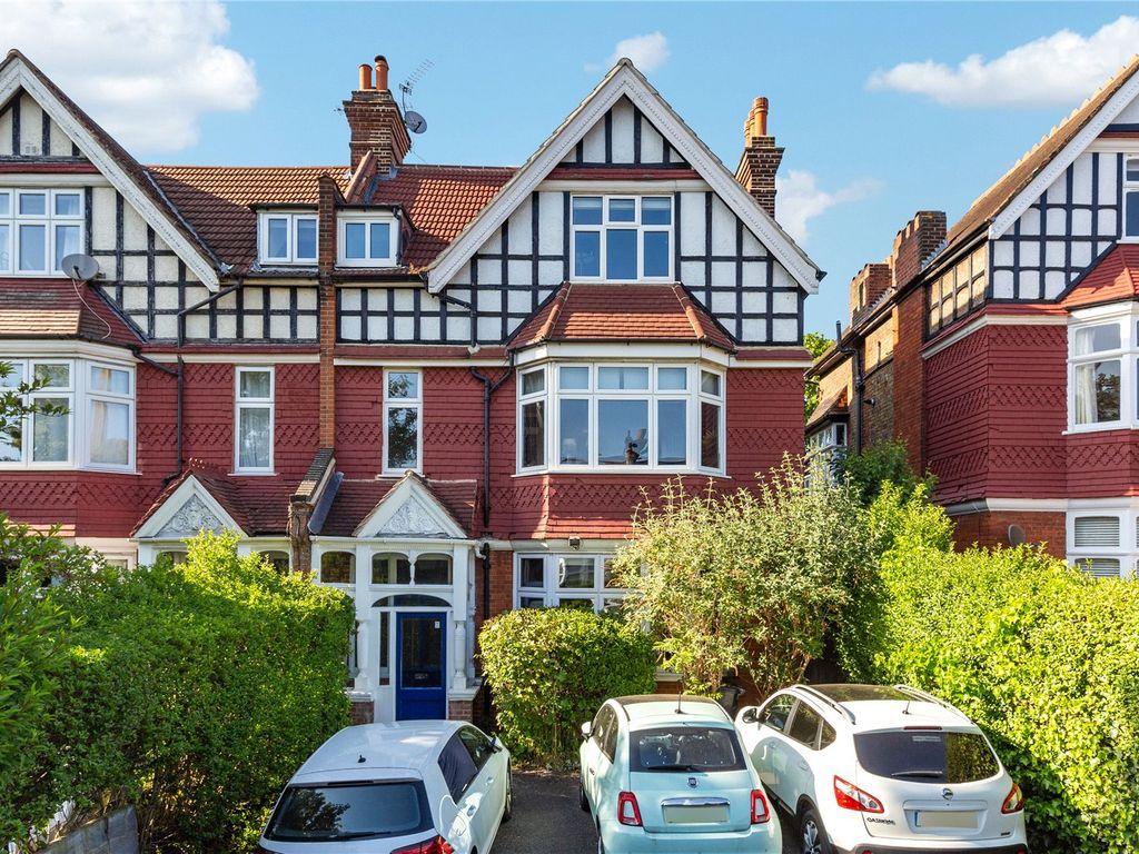 3 bed flat for sale in Tooting Bec Gardens, London SW16, £575,000