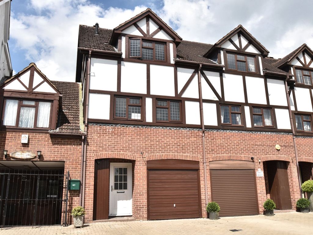 4 bed town house to rent in Pages Wharf, Mill Lane, Taplow, Maidenhead SL6, £3,200 pcm