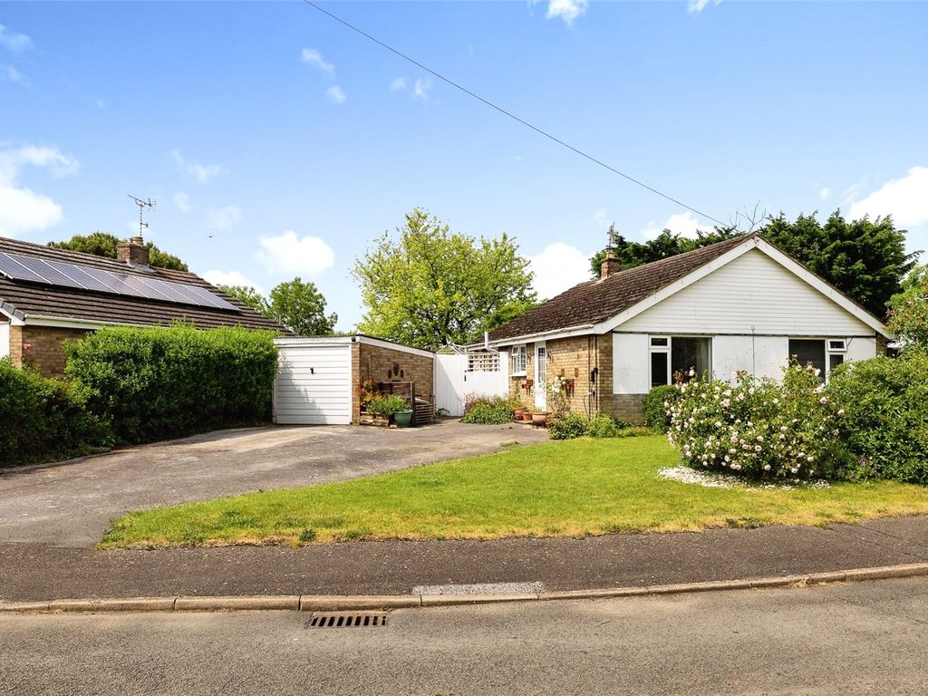 3 bed bungalow for sale in Charlton, Banbury OX17, £375,000