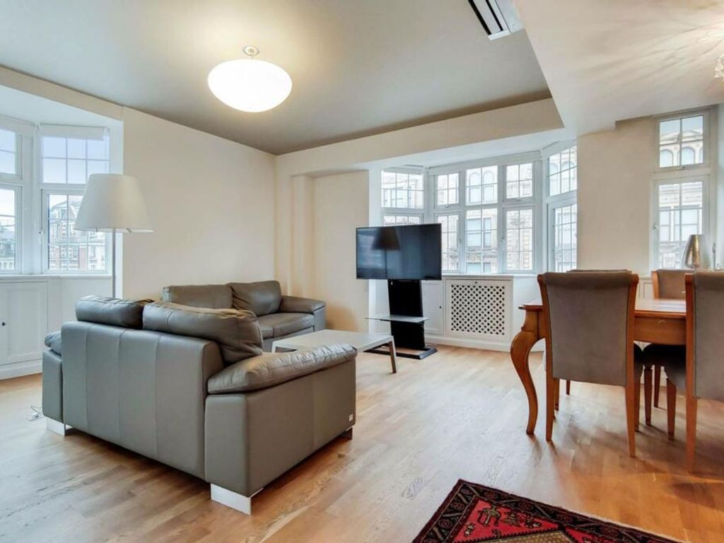 2 bed flat for sale in Brompton Road, Princes Court SW3, £1,425,000
