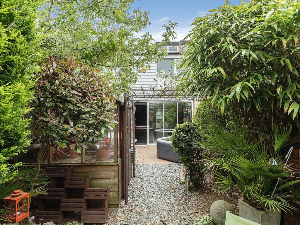 3 bed terraced house for sale in Daniells, Welwyn Garden City AL7, £400,000
